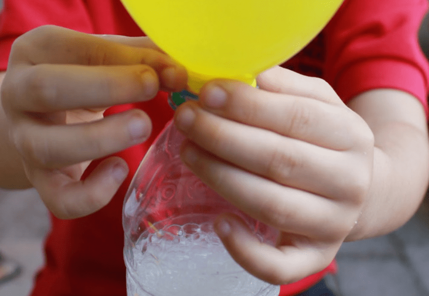 Увлекательный детский эксперимент - шарик надувается сам