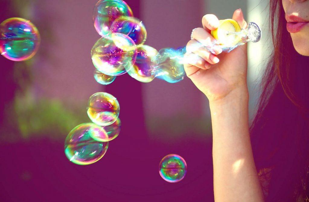 19 способов как сделать мыльные пузыри в домашних улсовиях и сделать шоу со светящимися пузырями